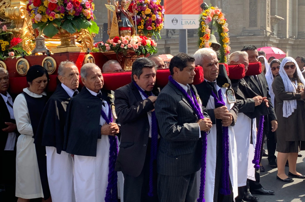 Easter processionals in Lima