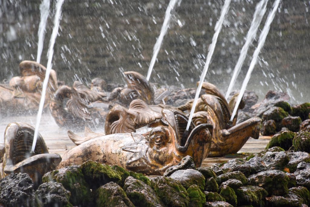 fish statues water fountain